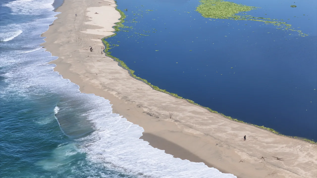Mar, barra arenosa y laguna en una toma aérea del Estero