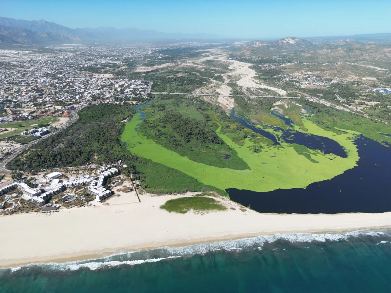 El Estero, la ciudad y el cauce vistos desde el aire